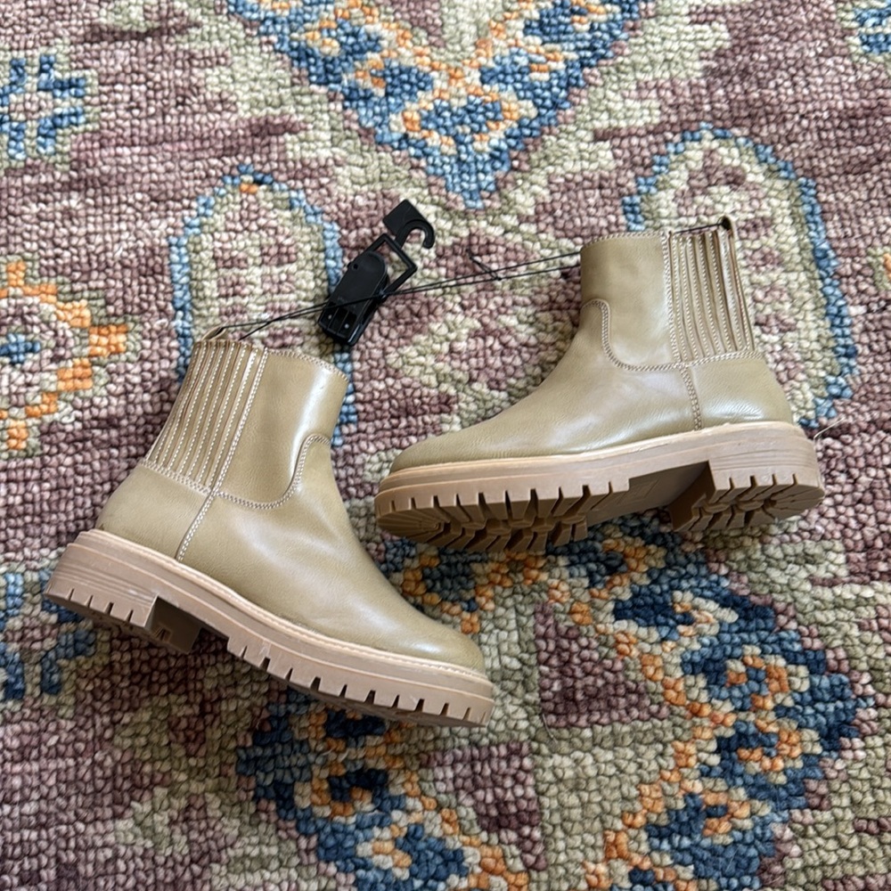 NWT Green Lug Ankle Boots Size 8.5